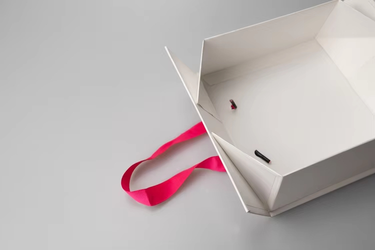 Hard gift box with lid