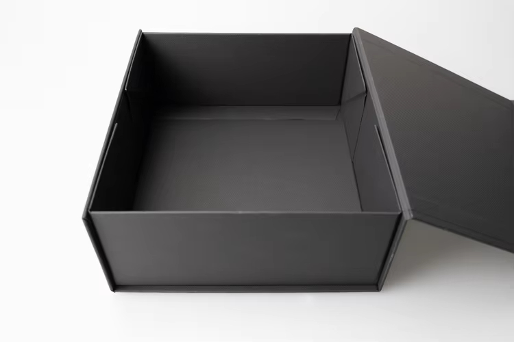 Hard gift box with lid