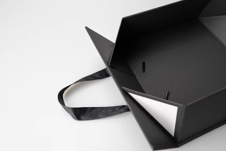 Hard gift box with lid